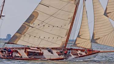 sailing yacht captain jobs